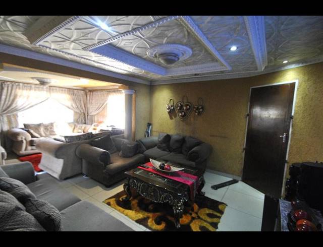 4 BEDROOM HOUSE FOR SALE IN VOSLOORUS